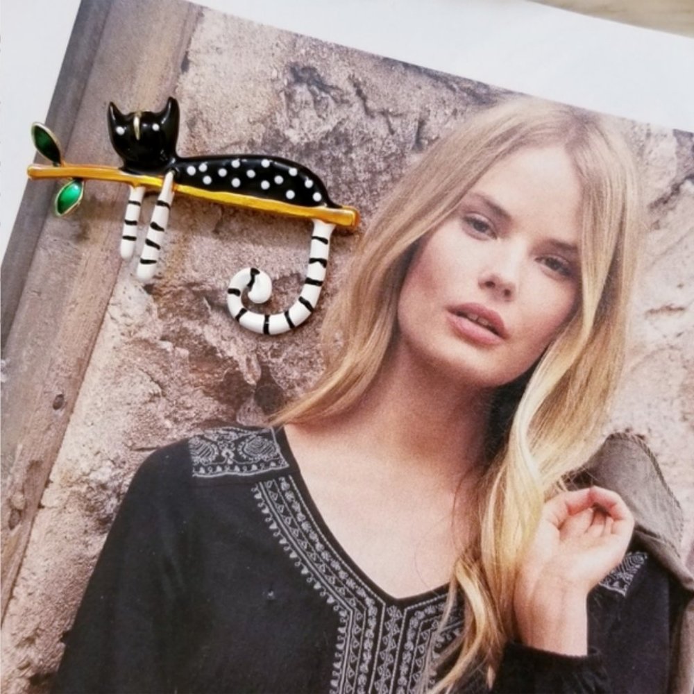 18K Gold Lazy Cat Brooch - Picture 10 of 16